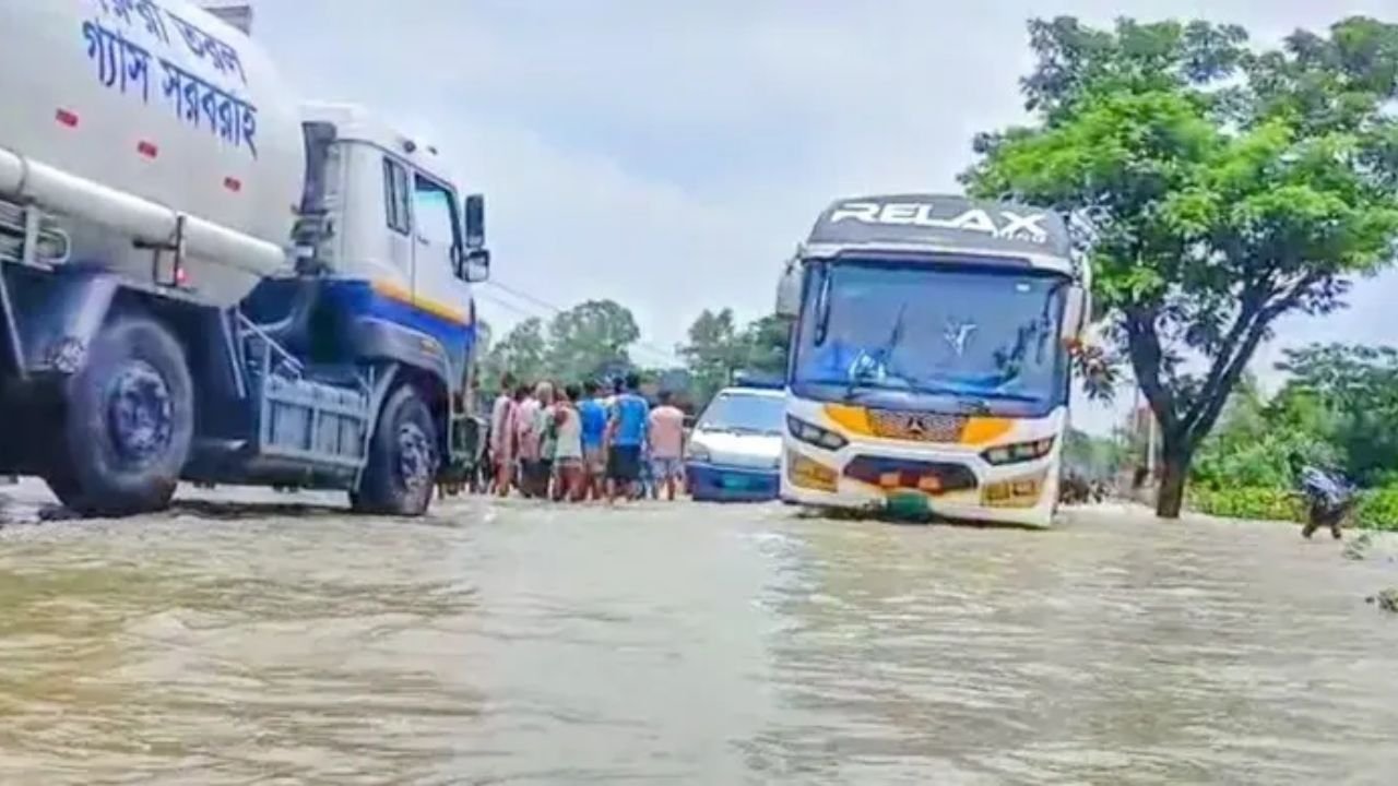 ঢাকা-চট্টগ্রামে টানা বর্ষণ, জলাবদ্ধতায় বিপর্যস্ত জনজীবন