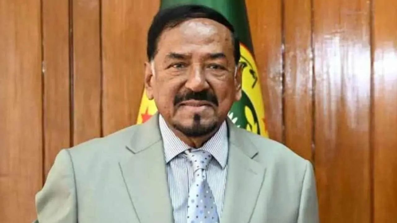ভারপ্রাপ্ত রাষ্ট্রপতি হিসেবে আজ প্রথম কর্মদিবস শুরু করছেন হাফিজ উদ্দিন আহমদ