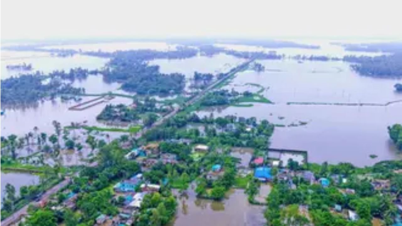 টানা বৃষ্টি ও পাহাড়ি ঢলে বিপর্যস্ত রাঙামাটি, পানিবন্দি প্রায় ৩০ হাজার মানুষ