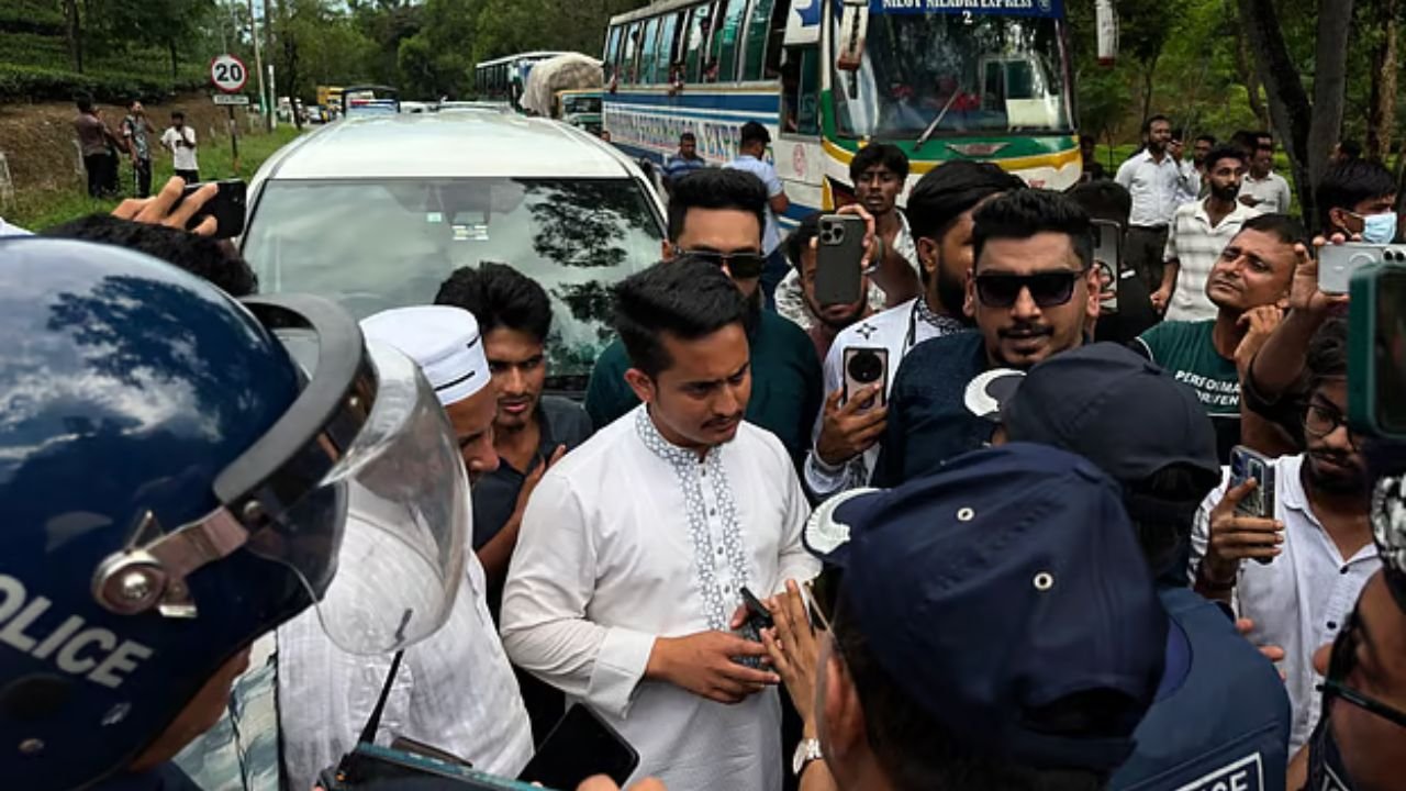 পুলিশের ব্যারিকেড অতিক্রম করে হবিগঞ্জের পথে এনসিপির কেন্দ্রীয় নেতারা
