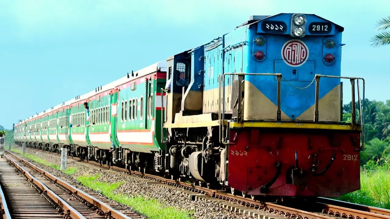 যাত্রী পরিবহনে প্রবৃদ্ধি, রেলের আয় ছাড়াল ২ হাজার কোটি টাকা
