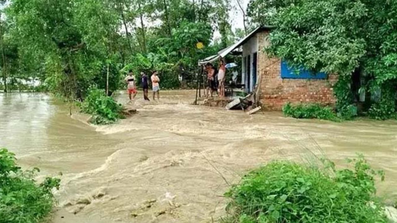 টানা বর্ষণে বিপর্যস্ত পার্বত্য চট্টগ্রাম, পাহাড়ধস ও জলাবদ্ধতায় বাড়ছে দুর্ভোগ