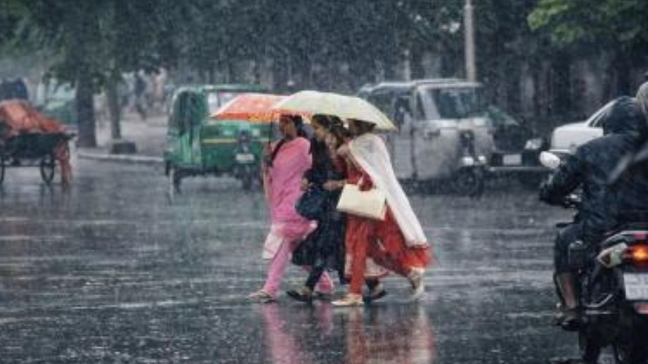 দুপুরের মধ্যে ঢাকাসহ ১৭ জেলায় ঝড়-বৃষ্টির সম্ভাবনা