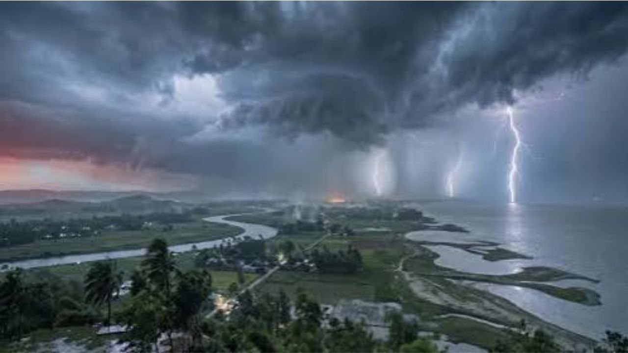 দুপুরের মধ্যে ১৭ জেলায় বজ্রসহ বৃষ্টির আশঙ্কা, নদীবন্দরে সতর্ক সংকেত