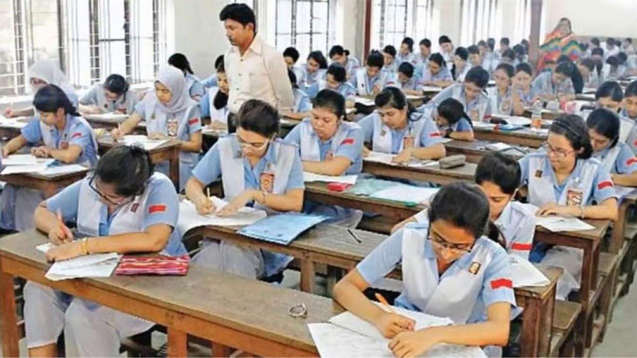 ভুল প্রশ্নপত্রে এইচএসসি পরীক্ষা, জামালপুরে শত শিক্ষার্থীর মধ্যে উদ্বেগ