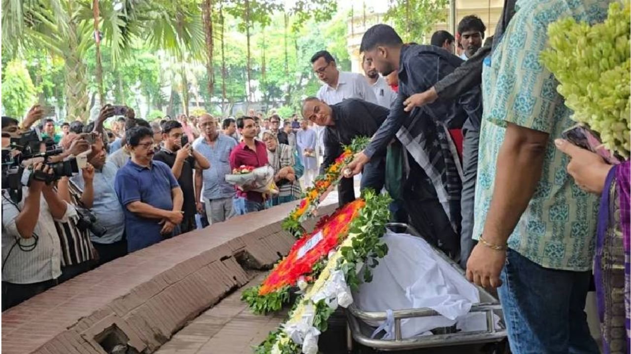 কেন্দ্রীয় শহীদ মিনারে আবুল কাসেম ফজলুল হককে শেষ বিদায়, সর্বস্তরের মানুষের শ্রদ্ধা