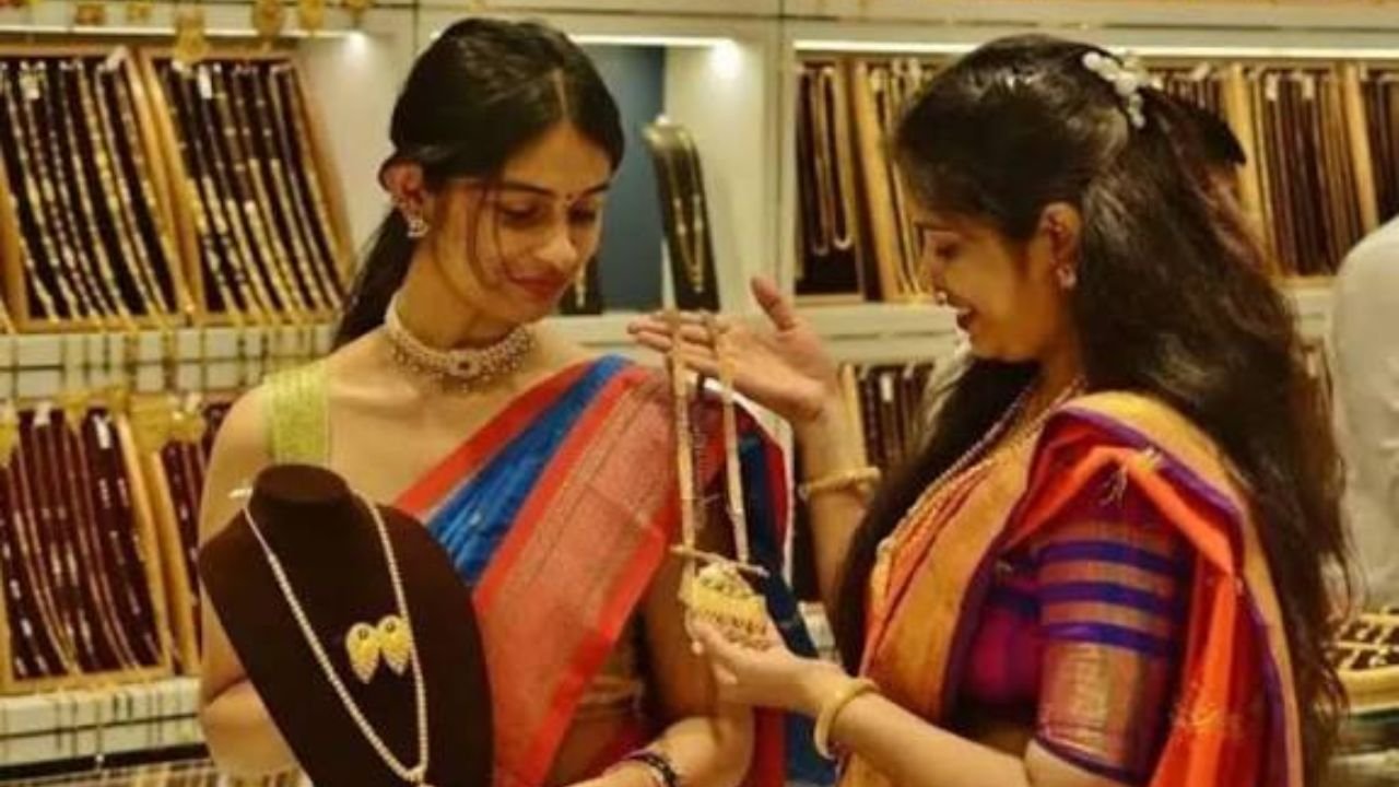 আজ থেকে কম দামে মিলছে স্বর্ণ, ভরিতে কমেছে ৩ হাজার ৩২৪ টাকা