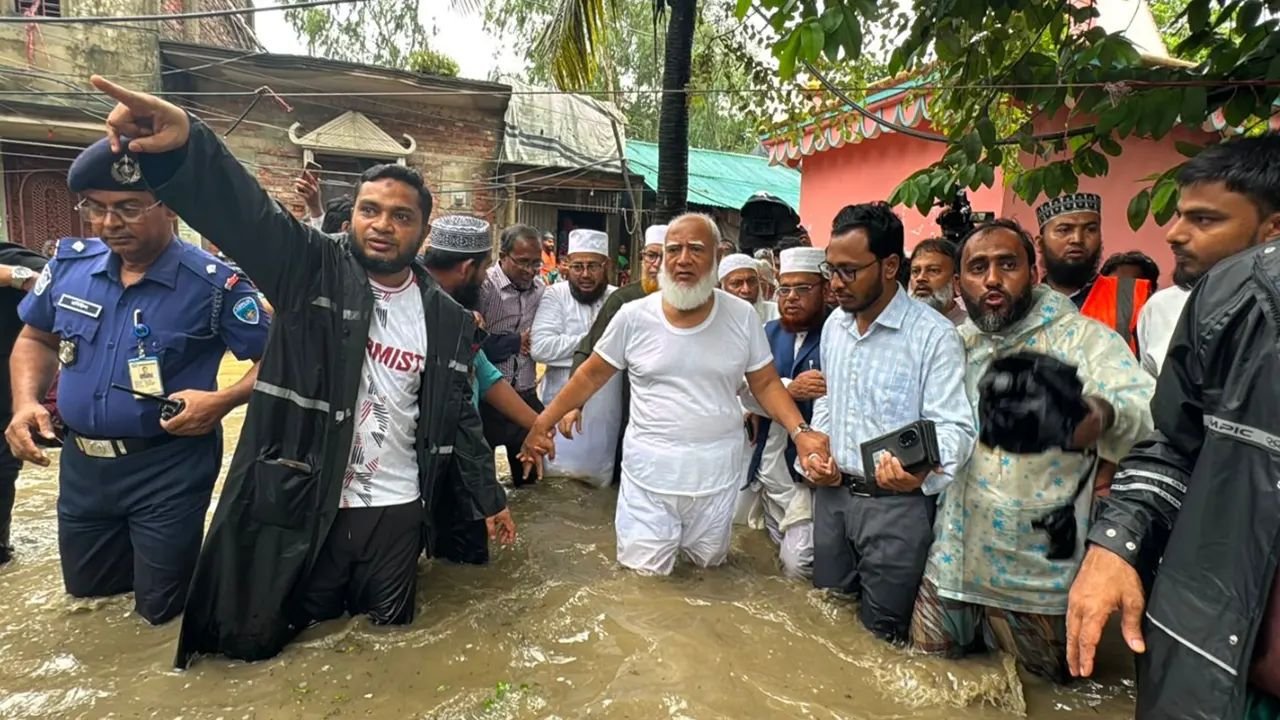বন্যাকবলিত চট্টগ্রামে ডা. শফিকুর রহমান, ক্ষতিগ্রস্তদের পাশে থাকার আশ্বাস