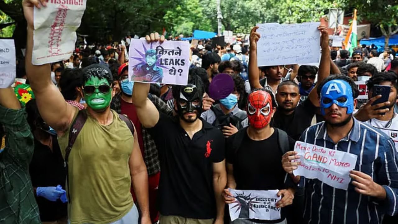 যন্তর মন্তরে এআই নজরদারিতে উদ্বেগ, মুখ ঢেকে বিক্ষোভে অংশ নিচ্ছেন অনেক শিক্ষার্থী
