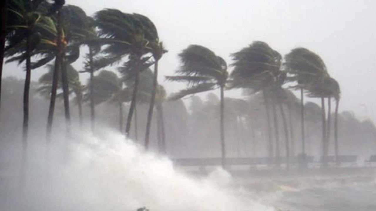 ১৬ জেলায় ঝড়-বৃষ্টির সতর্কতা, দুপুরের মধ্যে ৬০ কিমি বেগে দমকা হাওয়ার পূর্বাভাস
