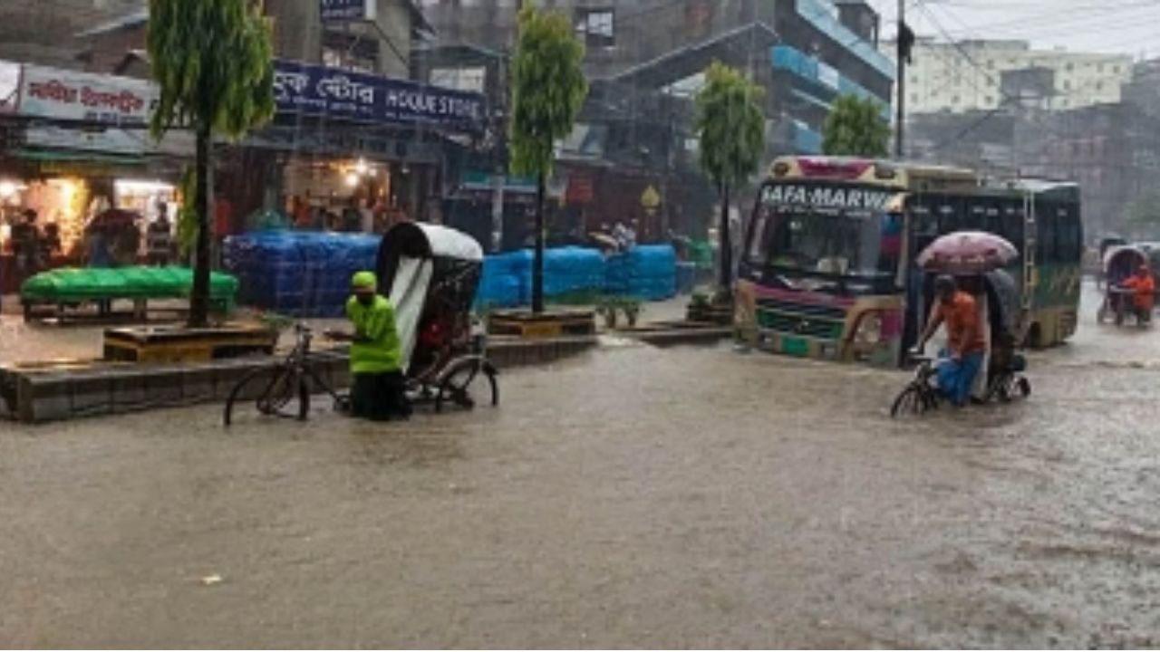 ৬ ঘণ্টায় ৭৬ মিমি বৃষ্টি, জলাবদ্ধতায় বিপর্যস্ত রাজধানী