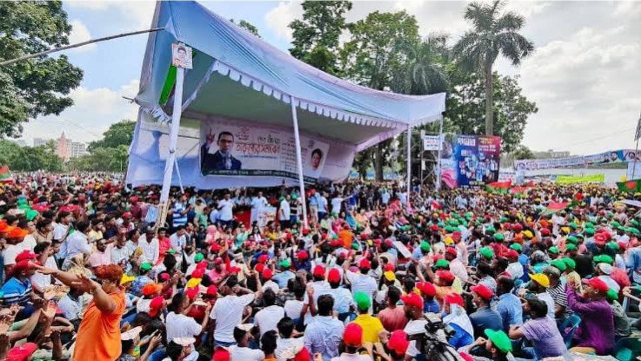 ত্রাণ বিতরণ অনুষ্ঠানে অর্থমন্ত্রীসহ নেতাকর্মীদের নিয়ে মঞ্চ ধস