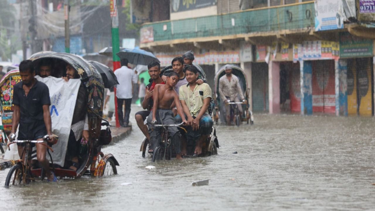 চট্টগ্রামে মৌসুমের রেকর্ড বৃষ্টি, জলাবদ্ধতায় স্থবির নগরজীবন