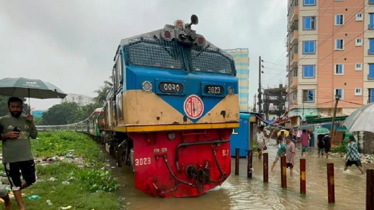 রেললাইন তলিয়ে যাওয়ায় কক্সবাজার রুটে ট্রেন চলাচল স্থগিত