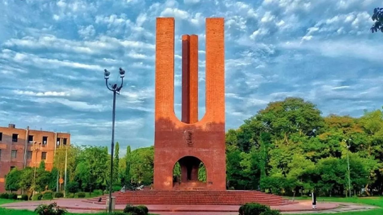 জাবিতে র‍্যাগিংয়ের অভিযোগে আট শিক্ষার্থী সাময়িক বহিষ্কার