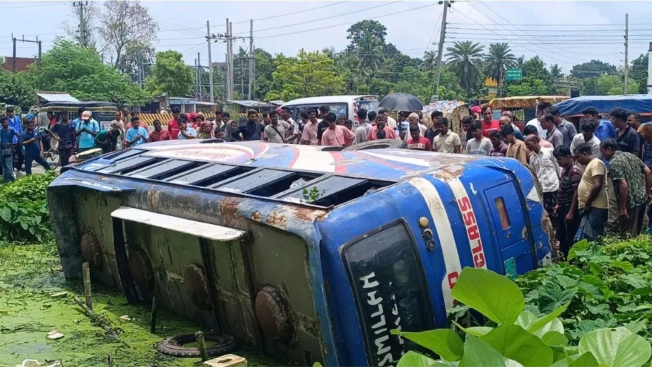 মেহেরপুরে ট্রাকের সঙ্গে সংঘর্ষে বাস খাদে, আহত ১২