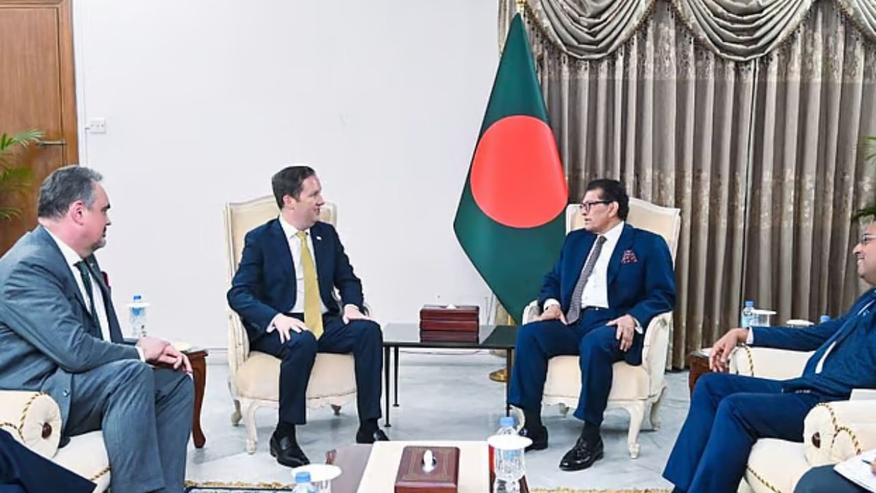 ট্রাম্পের বিশেষ দূত সার্জিও গরের ঢাকা সফর: পররাষ্ট্রমন্ত্রীর সঙ্গে বৈঠকে দ্বিপক্ষীয় সম্পর্ক জোরদারের আলোচনা