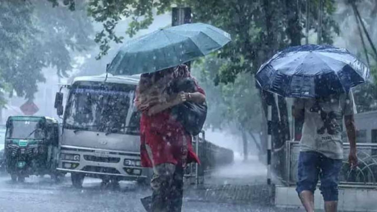 বৃহস্পতিবার থেকে ফের বাড়তে পারে অতিভারী বৃষ্টি, বন্যা ঝুঁকিতে ৯ জেলা