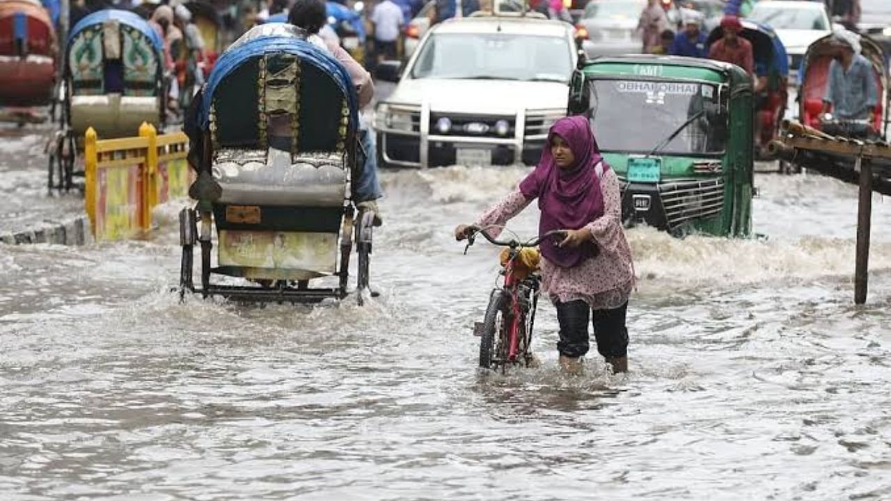 রাজধানীতে তিন ঘণ্টায় ৯ মিলিমিটার বৃষ্টি, বিকেলে আকাশ পরিষ্কার হওয়ার সম্ভাবনা