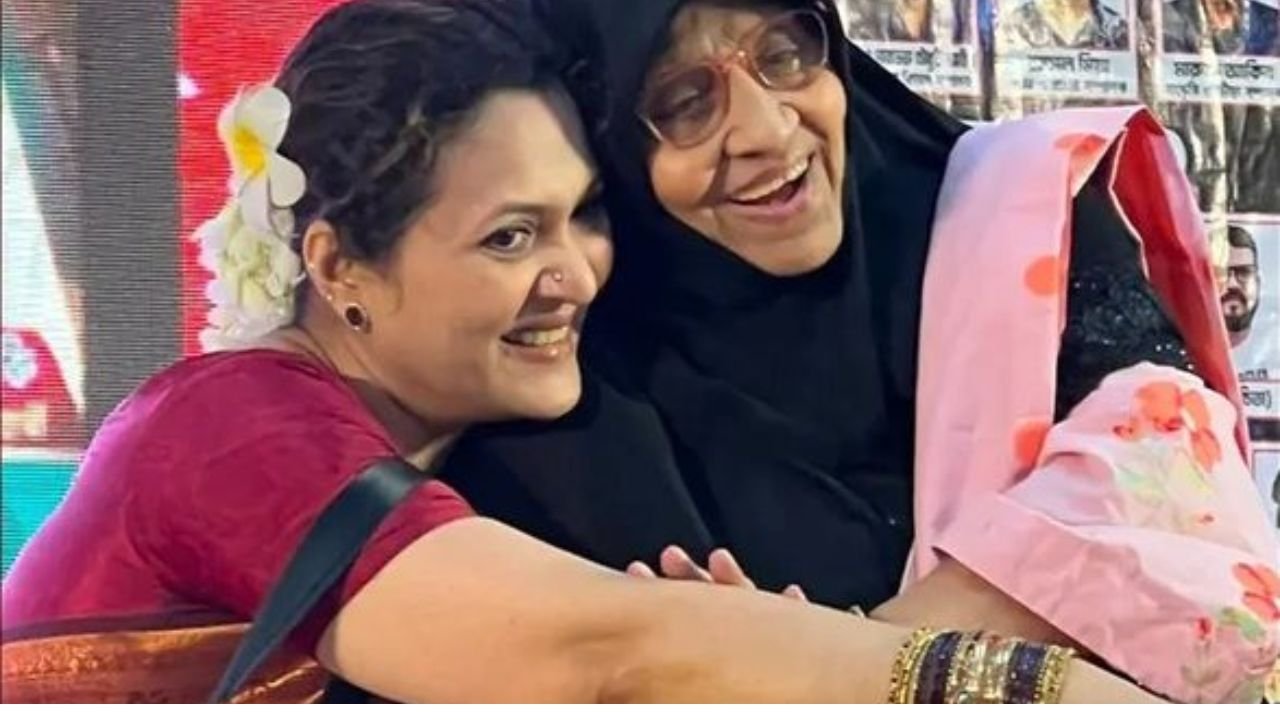 শিল্পী সমিতি নির্বাচন ঘিরে আবেগঘন মুহূর্ত, মেয়ের জন্য ভোট চাইলেন আনোয়ারা