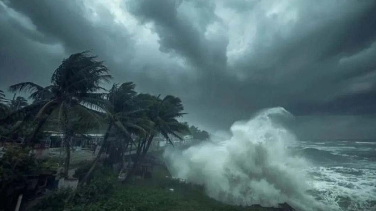 ৬ বিভাগে ভারী থেকে অতি ভারী বৃষ্টির আশঙ্কা, ১৯ জেলায় ঝড়ের সতর্কবার্তা