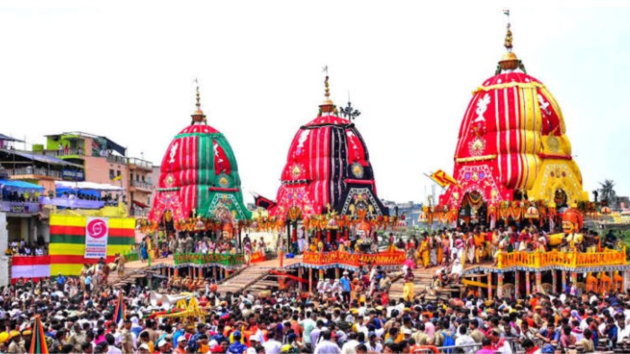 রাজধানীতে বর্ণাঢ্য আয়োজনে শুরু হলো রথযাত্রা উৎসব