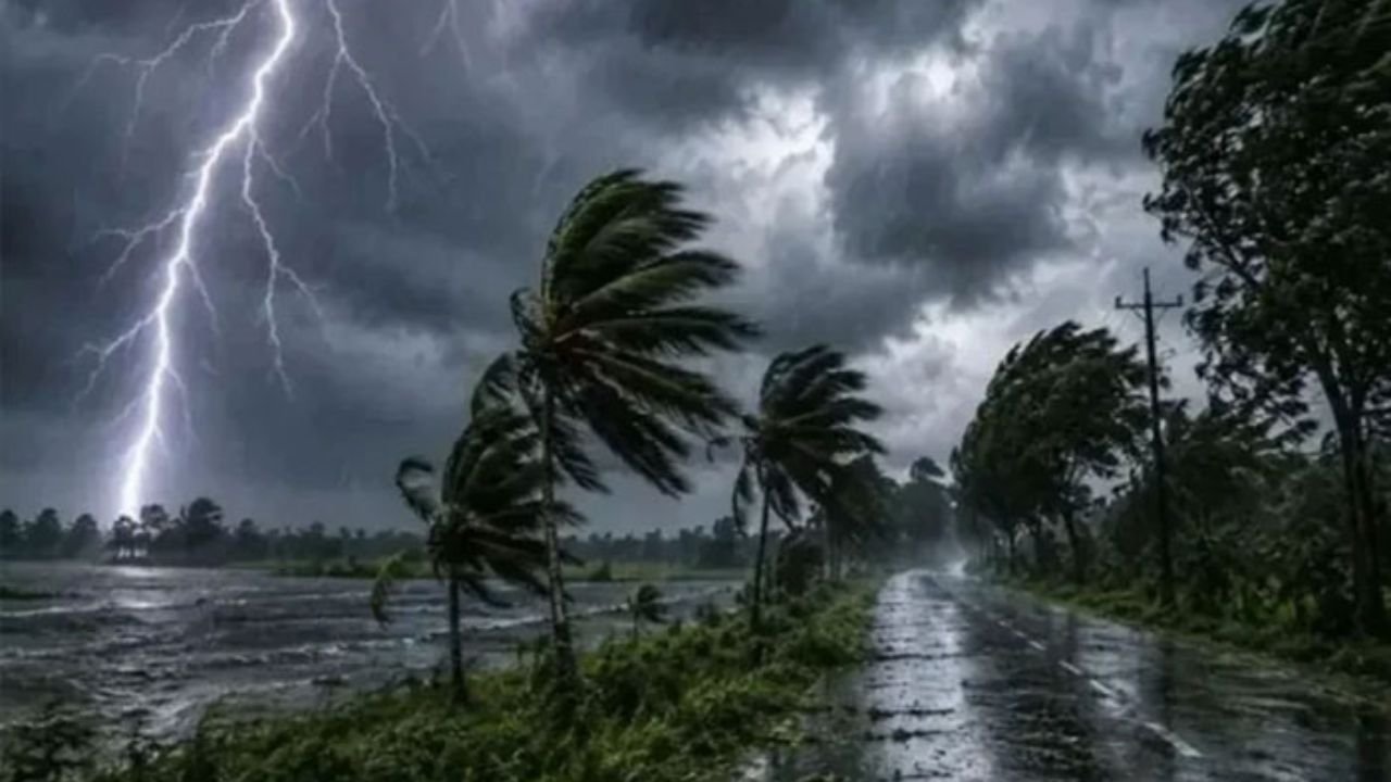 দুপুরের মধ্যে ৮ জেলায় বজ্রবৃষ্টির আশঙ্কা, নদীবন্দরগুলোকে ১ নম্বর সতর্ক সংকেত