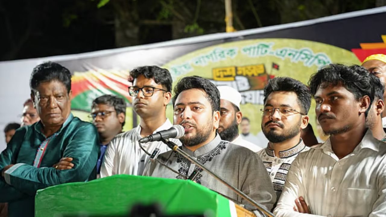 রাষ্ট্রপতির ‘সেফ এক্সিট’ ঠেকাতে নজরদারির আহ্বান নাহিদ ইসলামের, গ্রেপ্তারের দাবিও পুনর্ব্যক্ত