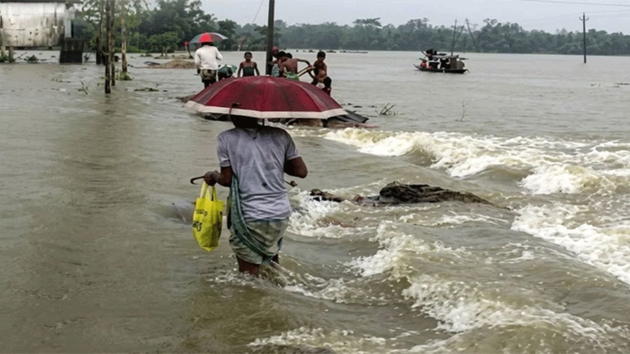 ভারী বৃষ্টিতে সিলেট-নেত্রকোনাসহ বিভিন্ন অঞ্চলে বন্যার শঙ্কা, কয়েকটি নদীর পানি বিপৎসীমার ওপরে