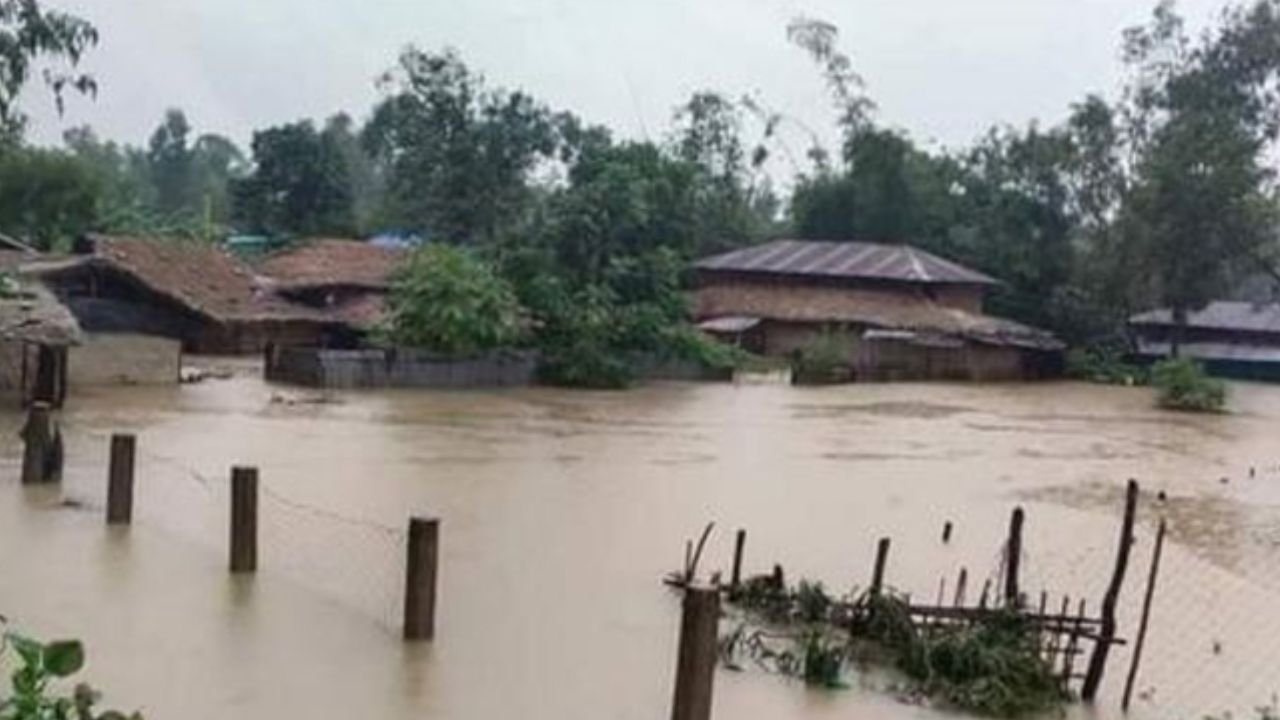 কুতুবদিয়া-পেকুয়ার বিস্তীর্ণ এলাকা পানির নিচে, শুকনো খাবারের সংকটে হাজারো পরিবার