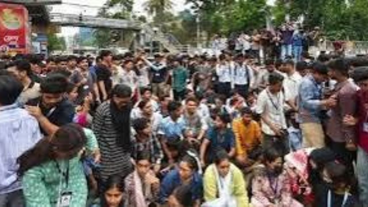 শিক্ষামন্ত্রীর পদত্যাগ দাবিতে রাজধানীসহ তিন জেলায় শিক্ষার্থীদের বিক্ষোভ