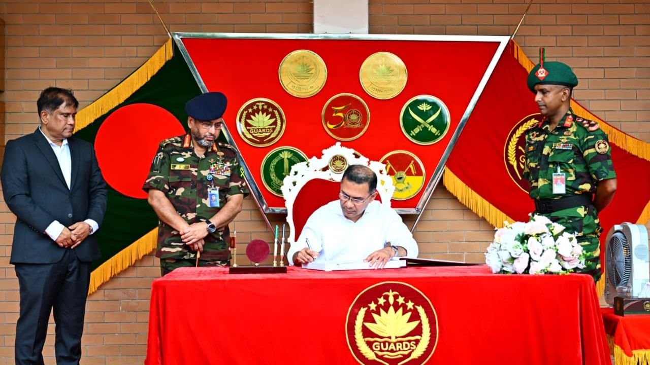 নিরাপত্তা ব্যবস্থা যেন জনগণের সঙ্গে দূরত্ব সৃষ্টি না করে: প্রধানমন্ত্রীর নির্দেশনা