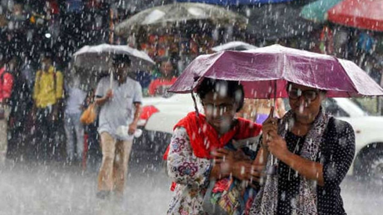 সারা দেশে বজ্রসহ বৃষ্টির পূর্বাভাস, তিন বিভাগে অতিভারি বর্ষণের আশঙ্কা