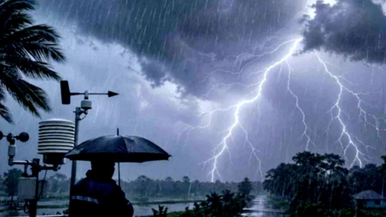 রাত ১টার মধ্যে ১৮ অঞ্চলে ঝড়-বৃষ্টির সতর্কতা, ৭২ ঘণ্টায় ভারী বর্ষণের পূর্বাভাস