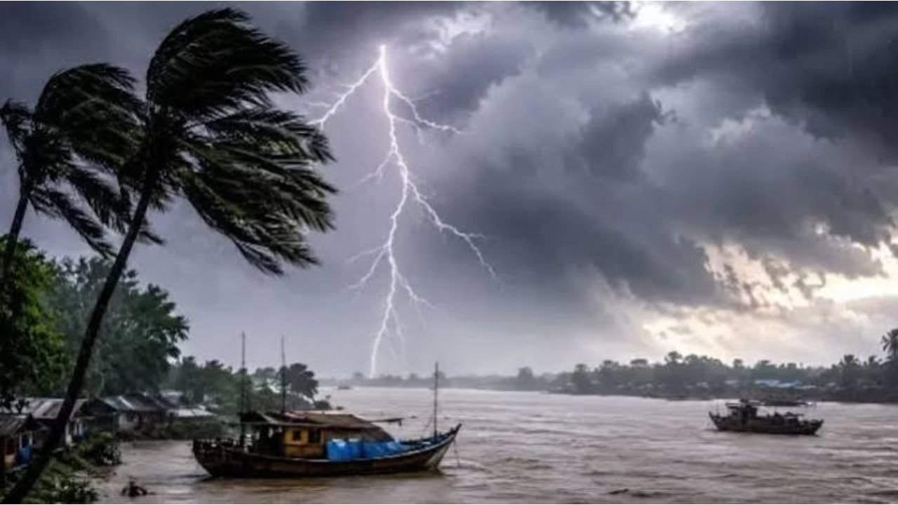দুপুরের মধ্যে ৮ অঞ্চলে বজ্রবৃষ্টির আশঙ্কা, নদীবন্দরে ১ নম্বর সতর্কসংকেত
