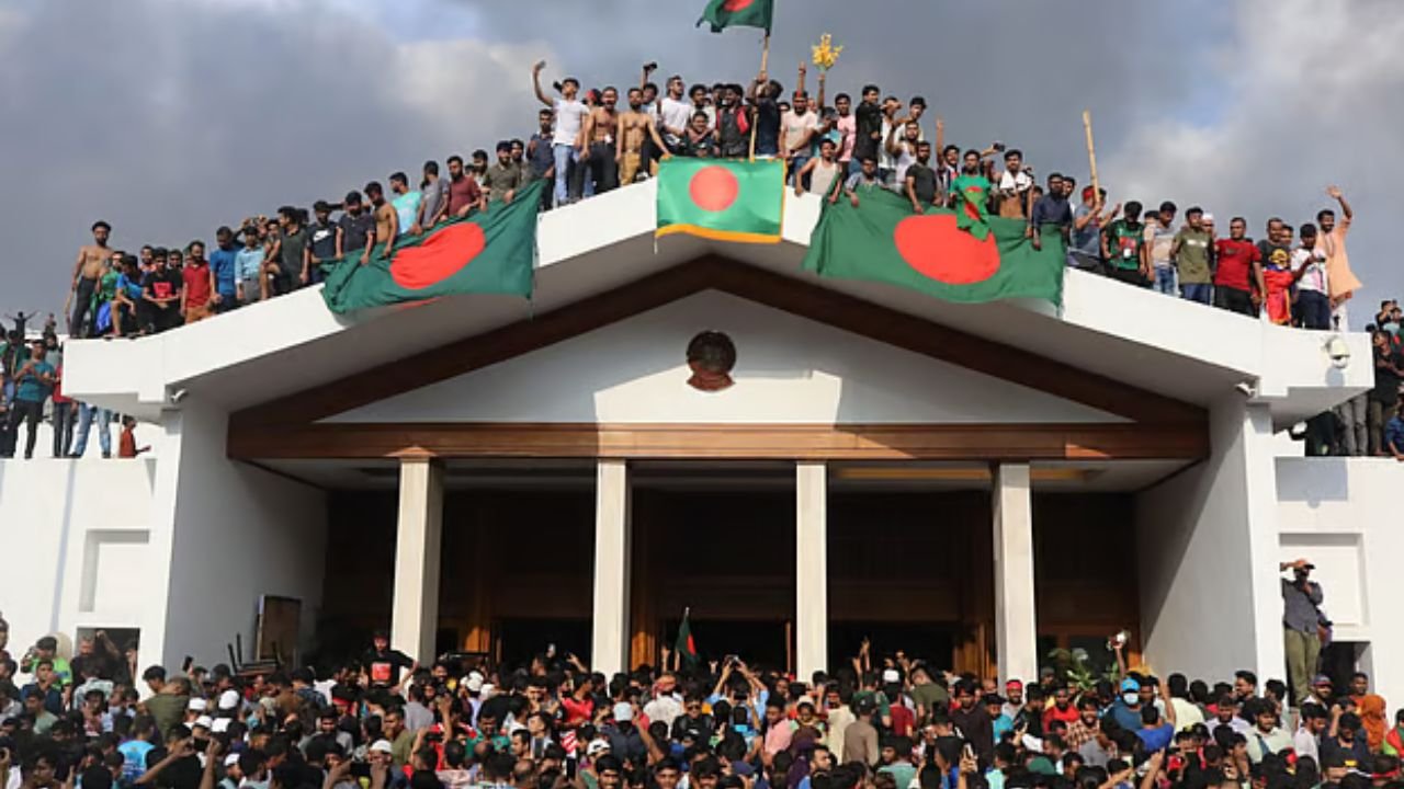 সেনাবাহিনীর অবস্থান, গণভবনের বৈঠক ও জনস্রোতের চাপে ৫ আগস্ট দেশ ছাড়েন শেখ হাসিনা