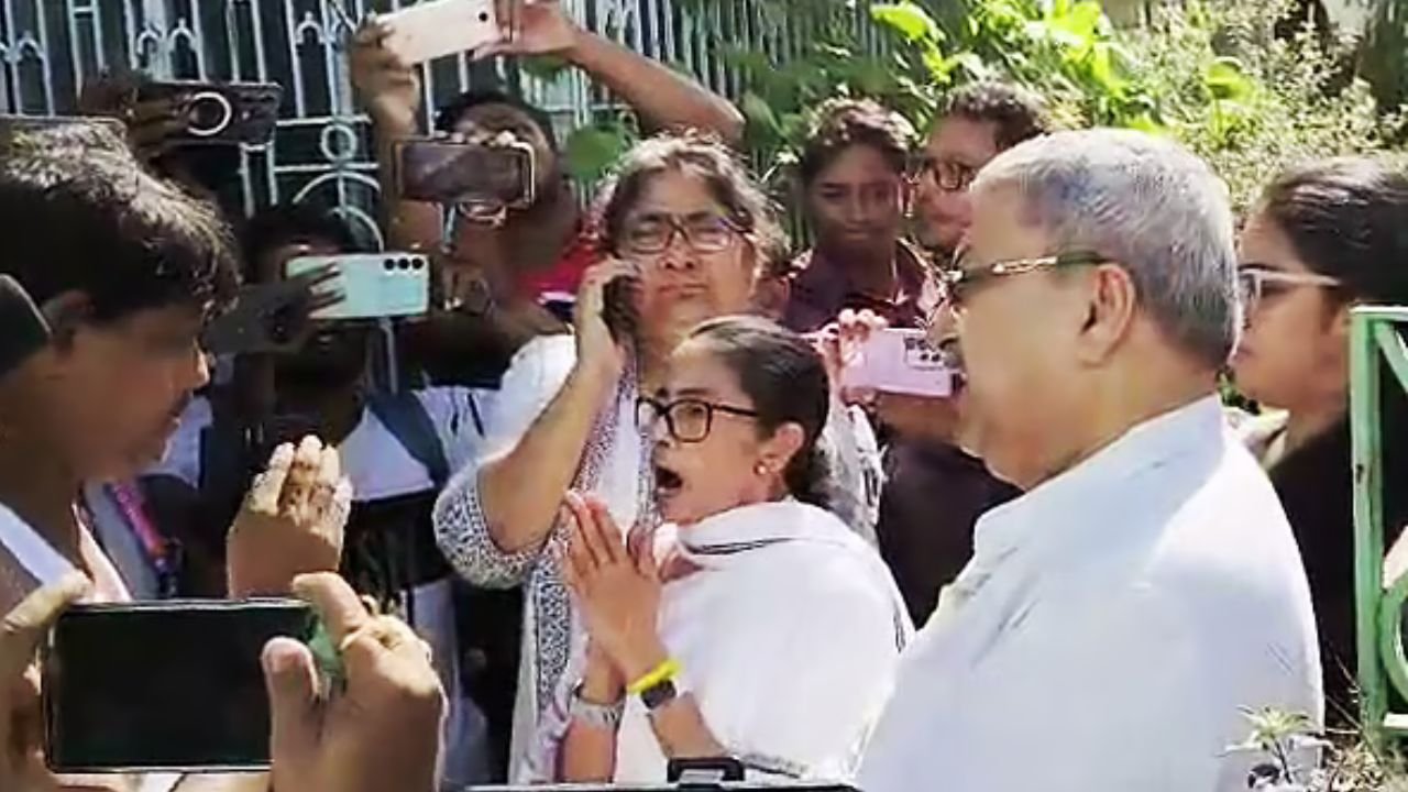 মমতার গাড়িবহরে হামলা, ‘হত্যার চক্রান্ত’ বলছে তৃণমূল; বিজেপির দাবি জনরোষ