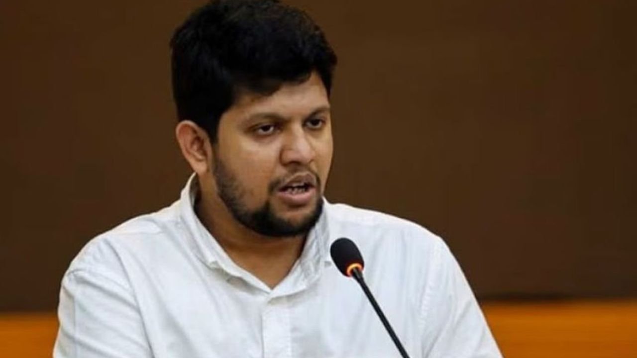 ‘নিজস্ব মব না থাকলে মাইর একটাও মাটিতে পড়বে না’— মাহফুজ আলমের ফেসবুক পোস্ট ঘিরে আলোচনা