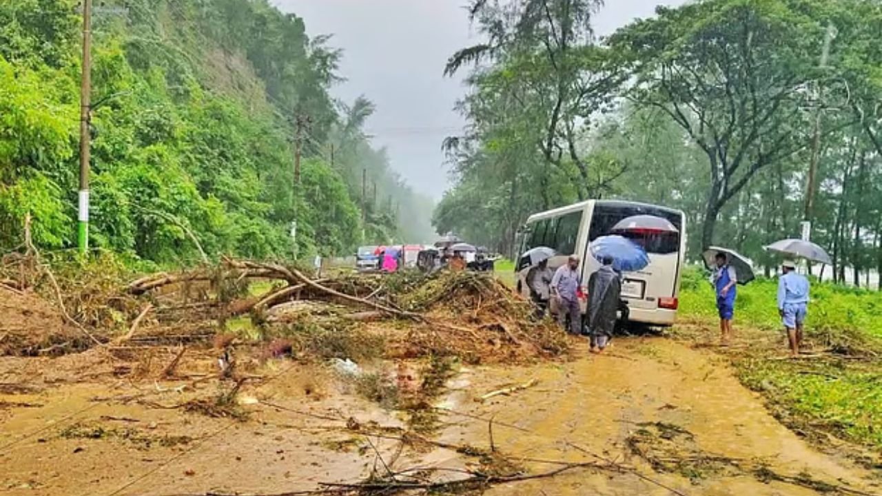 কক্সবাজার মেরিন ড্রাইভে পাহাড়ধস, পর্যটকসহ আহত ৬