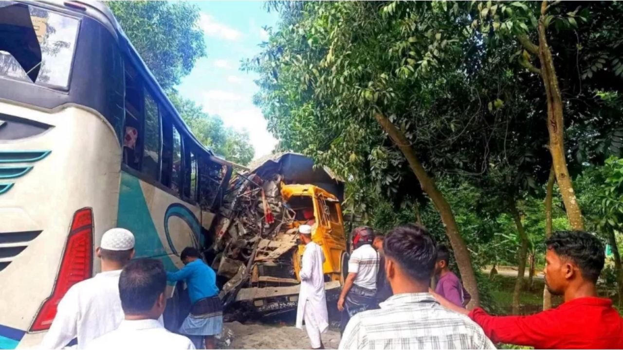 চাঁদপুরে বাস-ট্রাকের মুখোমুখি সংঘর্ষ, নিহত ৩