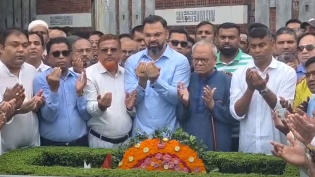 কোকোর ৫৭তম জন্মদিনে বনানী কবরস্থানে বিএনপির নেতাকর্মীদের শ্রদ্ধা