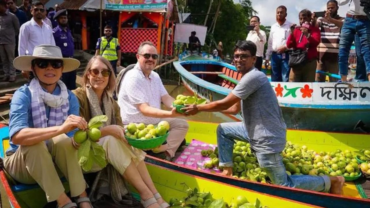 ভিমরুলির ভাসমান বাজারে মার্কিন রাষ্ট্রদূত, খেলেন বরিশালের পেয়ারা