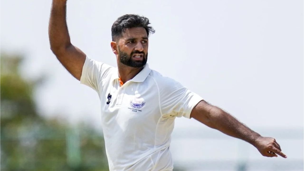 বুমরাহর চোটে ভারতের টেস্ট দলে আকিব নবি, কে এই কাশ্মীরি পেসার?