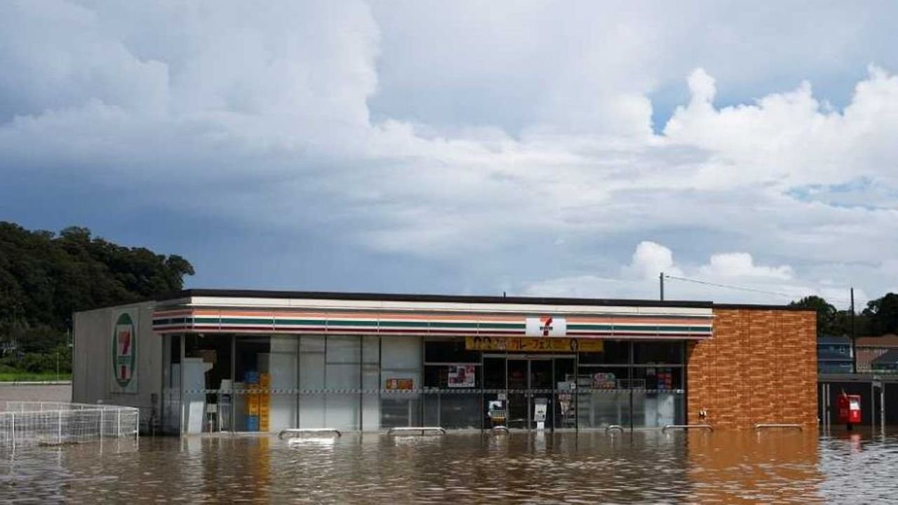 জাপানে টানা ভারী বৃষ্টিতে মৃত্যু ৯, প্লাবিত হাজারের বেশি বাড়ি