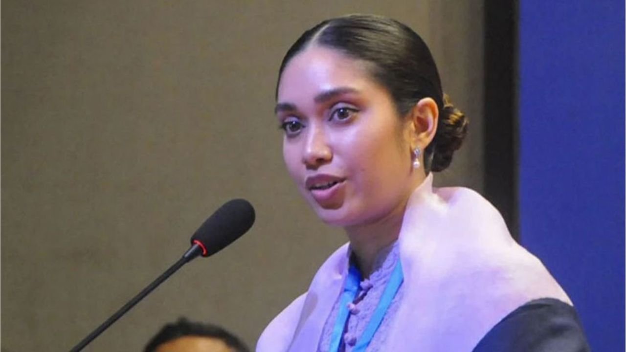 সাধারণ পরীক্ষার্থীদের সঙ্গে লাইনে দাঁড়িয়ে ড্রাইভিং লাইসেন্স নিলেন জাইমা রহমান