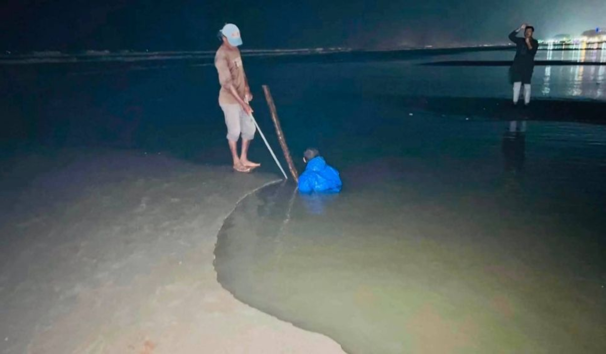 কক্সবাজার সৈকতে অবৈধ বালু উত্তোলনে বাড়ছে মৃত্যুঝুঁকি, ১৮ বছরে প্রাণ গেছে ১৩১ পর্যটকের
