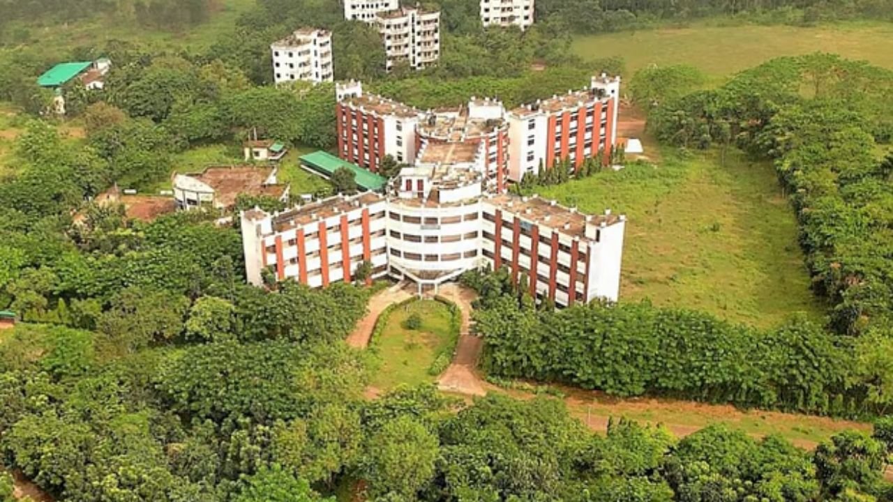 সংঘর্ষের পর রোকেয়া বিশ্ববিদ্যালয়ে দর্শনার্থী ও যানবাহন প্রবেশে নিষেধাজ্ঞা, বিকেলে বিক্ষোভের ডাক