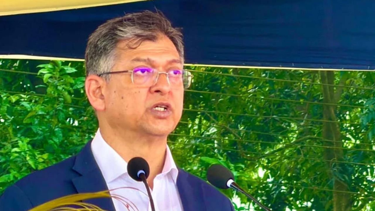 পুলিশ দলীয় প্রভাবমুক্ত থেকে জনগণের সেবায় কাজ করবে: স্বরাষ্ট্রমন্ত্রী