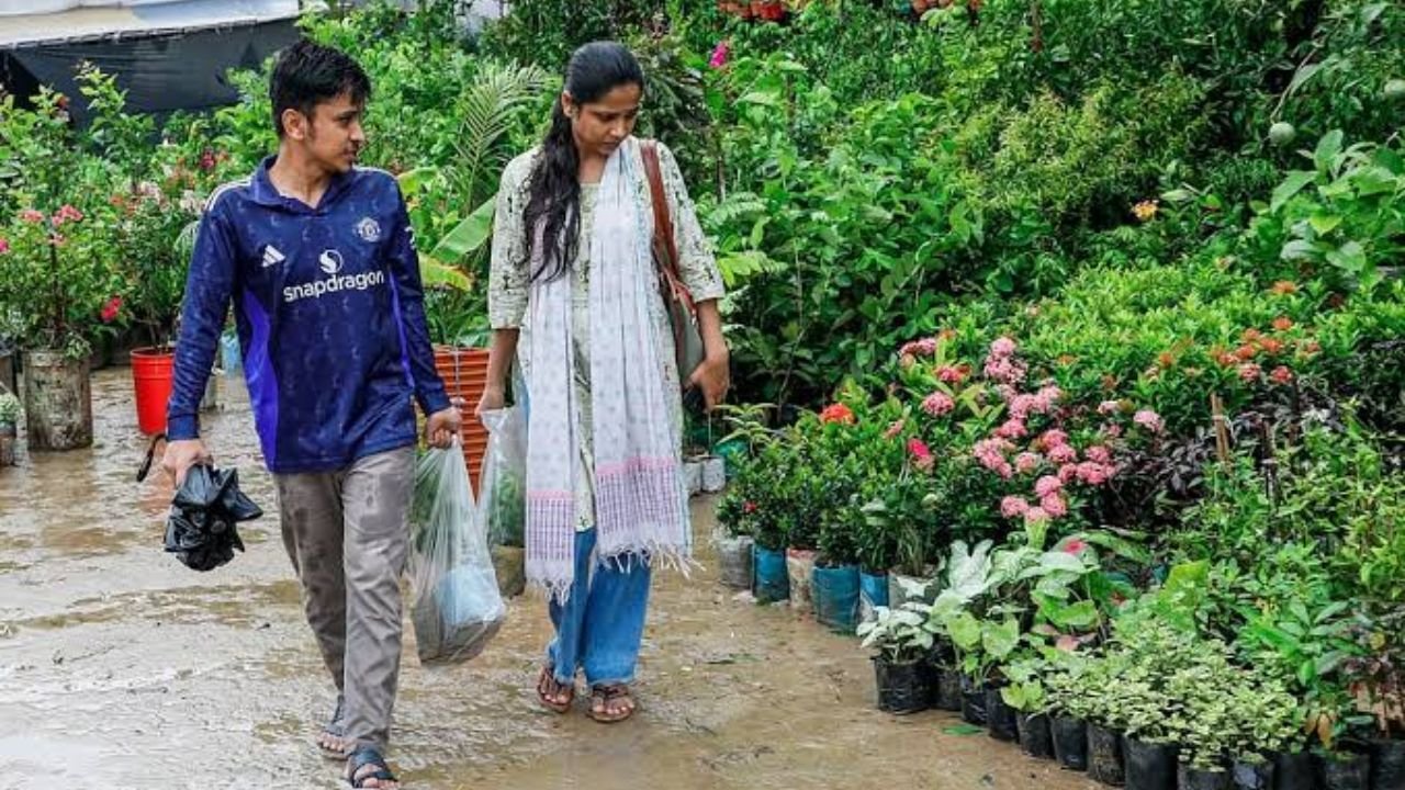 চট্টগ্রামের বৃক্ষমেলায় গাছের পাশাপাশি বাগানের নানা উপকরণ
