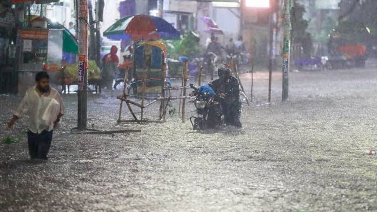 রাজধানীতে রাতের ভারী বৃষ্টির কারণ কী, জানালেন আবহাওয়াবিদ